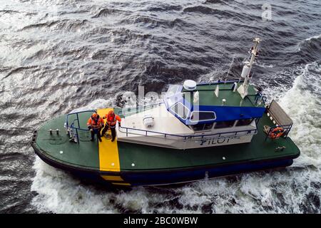 Ships Pilot et crewman se préparer à monter à bord d'un navire Du bateau-pilote ABP Scotia dans le Firth of Clyde, Écosse Banque D'Images