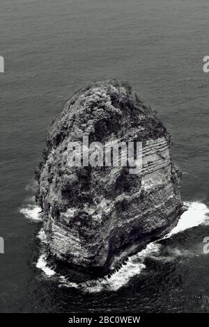 Vue aérienne d'une petite île à côté de Nusa Penida (noir et blanc), Bali, Indonésie Banque D'Images