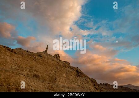 Célèbre attraction touristique, formation de sel connue comme épouse de lot, pilier de sel, situé près de la mer Morte, Mont Sodome, Jordanie, de l'histoire de la Bible. Statue au coucher du soleil, magnifique ciel coloré. Vue de bas angle Banque D'Images