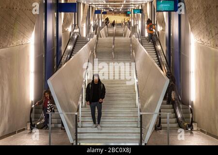 ESCALATOR À LA STATION DE MÉTRO DE L'UNIVERSITÉ DE MONTRÉAL, MONTRÉAL, QUÉBEC, CANADA Banque D'Images