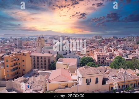 Sardaigne, Italie - 17 août 2016 : vue sur Cagliari au coucher du soleil. Capitale de la région de Sardaigne, Italie. Banque D'Images