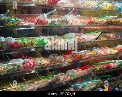 Détail d'un magasin de bonbons colorés de différentes formes dans des contenants transparents. Banque D'Images