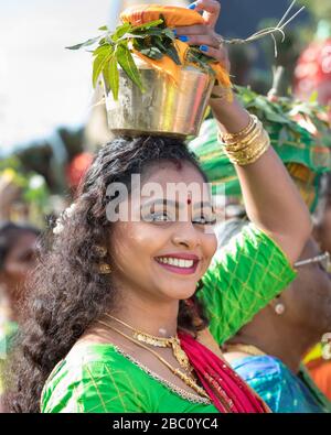 Jeune hindou en sari, souriant lorsqu'elle participe à une procession du Festival de Chariot, offre sa tête Banque D'Images