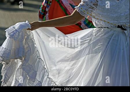 Danseuse mexicaine traditionnelle portant une jupe blanche Banque D'Images