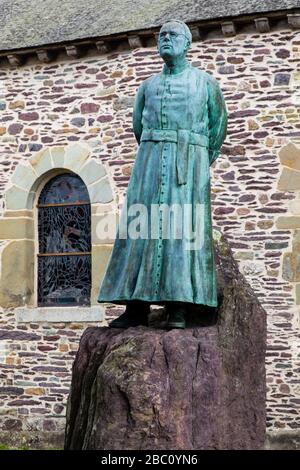 ÉGLISE DU SAINT-GRAAL, STATUE DE L'ABBÉ GILLARD, TREHORENTEUC (35), BRETAGNE, FRANCE Banque D'Images