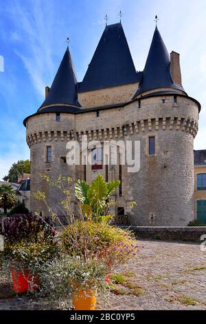 La porte fortifiée Saint-Julien et le pot de fleurs de la Ferté-Bernard, commune française, située dans le département de la Sarthe et la région Pays de la Loire Banque D'Images