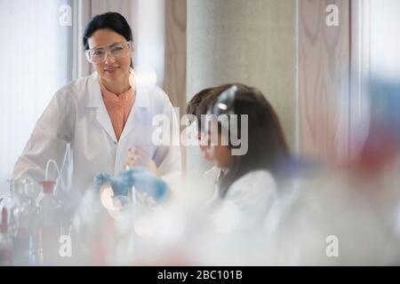 Professeur de sciences féminines et étudiants en classe de laboratoire Banque D'Images