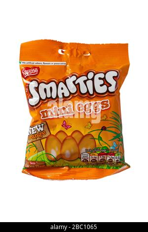 Paquet de mini œufs orange Nestle Smarties isolés sur fond blanc - prêts pour Pâques Banque D'Images