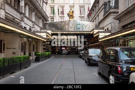 Le Savoy, Londres. La façade et l'entrée de l'hôtel de luxe exclusif situé à côté du Strand dans le centre de Londres. Banque D'Images