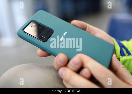 Homme tenant les mains Samsung Galaxy s20 Ultra gros plan Banque D'Images