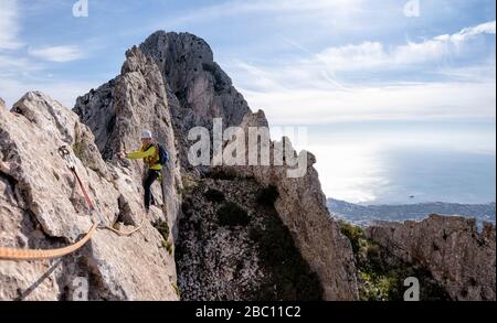 Femme alpinisme à Bernia Ridge, Costa Blanca, Alicante, Espagne Banque D'Images