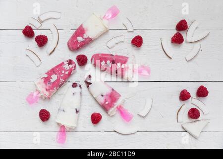 Noix de coco maison et popsicles de framboises Banque D'Images