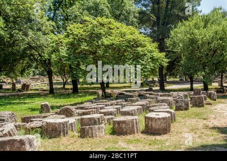 Grèce, Olympia, colonnes anciennes dans le site archéologique Banque D'Images