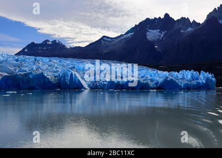 Vue sur le glacier gris, le Lago Gray, le parc national de Torres del Paine, la région de Magallanes, la Patagonie, le Chili Banque D'Images