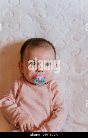 Portrait de la jeune fille sucer une sucette Banque D'Images