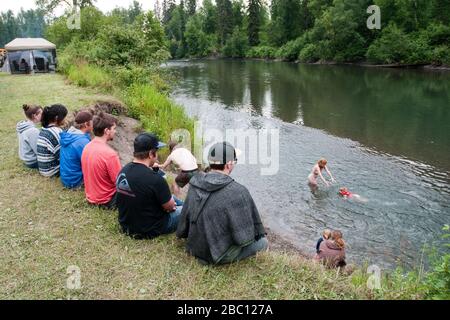 Les habitants qui nagent dans la rivière Kispiox, un affluent de la rivière Skeena, dans le territoire de la première nation de Gitsxan, dans le nord de la Colombie-Britannique, au Canada. Banque D'Images