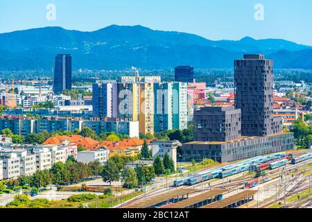 Ljubljana - septembre 2019, Slovénie : panorama aérien de Ljubljana avec la gare principale, architecture moderne et collines pittoresques Banque D'Images