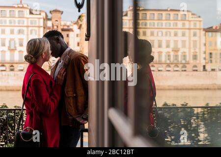 Affectueux jeune couple embrassant dans la ville de Florence, Italie Banque D'Images