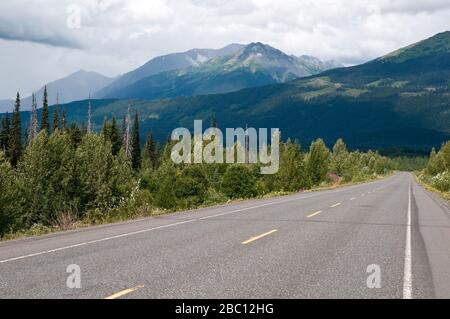 La pittoresque Stewart-Cassiar Highway #37, la route la plus au nord qui traverse les montagnes Skeena, dans le nord de la Colombie-Britannique, au Canada Banque D'Images