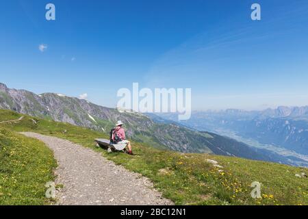 Suisse, Canton de St Gall, Alpes de Glaris, Man, faire une pause sur le sentier panoramique de randonnée dans le Tectonic Arena Sardona Banque D'Images