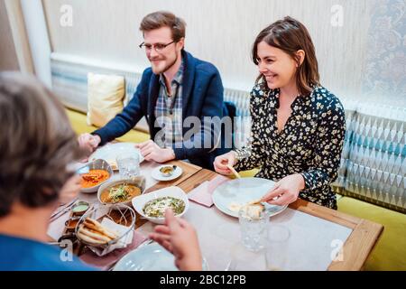 Des amis dînant dans un restaurant indien Banque D'Images