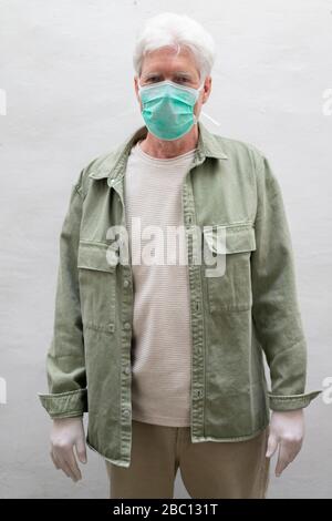 Homme senior portant un masque facial et un masque de protection Banque D'Images