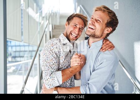 Portrait de deux jeunes hommes d'affaires heureux se secouant les mains Banque D'Images