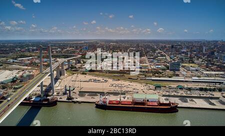 Mozambique, Katembe, vue aérienne de deux navires à conteneurs naviguant sous le pont Maputo-Katembe avec la ville en arrière-plan Banque D'Images