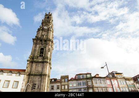 Portugal, Lisbonne, vue à angle bas de la vieille tour de la ville Banque D'Images