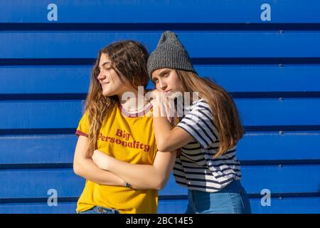 Portrait de deux adolescentes devant un fond bleu Banque D'Images