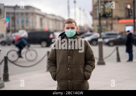 Jeune homme avec masque facial, transports en commun dans la ville, Saint-Pétersbourg, Russie Banque D'Images