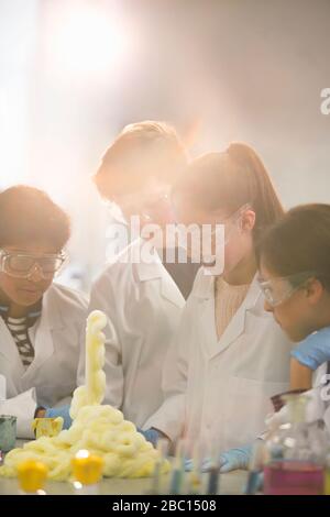 Les étudiants ont surpris de mener des expériences scientifiques en mousse explosant en laboratoire de classe Banque D'Images