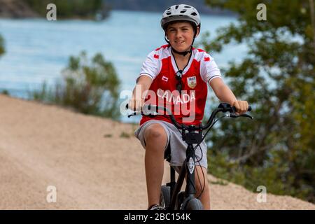 Tweenie vélo le chemin de fer, lac Kalamalka, Vernon, C.-B., Canada. Banque D'Images