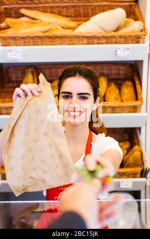 Client payant avec carte de crédit dans une boulangerie Banque D'Images