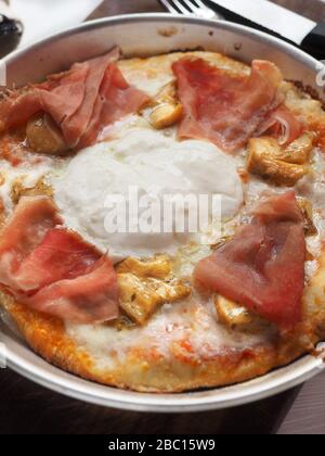 Pizza, fromage frais burrata porcini mashroom an Parme Ham, Milan, Italie, Europe Banque D'Images