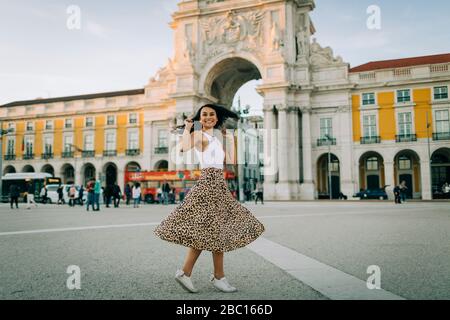 Heureuse jeune femme dansant dans la ville, Lisbonne, Portugal Banque D'Images