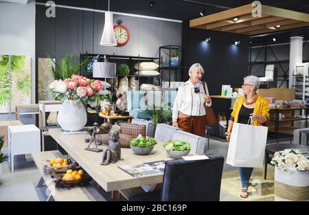 Les femmes les plus âgées font du shopping dans un magasin de décoration à la maison Banque D'Images