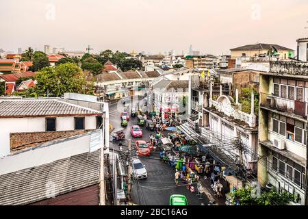 Bangkok paysage urbain avec ciel et ligne horizontale arrière-plan depuis le bar sur le toit Banque D'Images