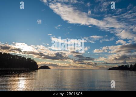 Paysage de la baie de l'océan et de la forêt et nuages colorés à l'horizon dans le Pacifique Nord-Ouest Banque D'Images