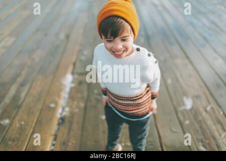 Un petit garçon heureux dans un pull en maille Banque D'Images