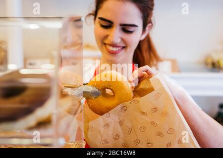 Jeune femme travaillant dans une boulangerie Banque D'Images