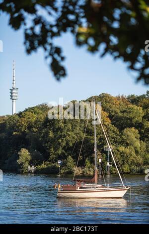 Allemagne, Brandebourg, Potsdam, Voilier amarré sur la rivière Havel avec tour de télévision en arrière-plan Banque D'Images