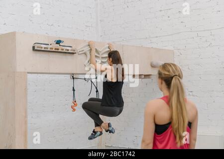Femme qui fait des pull-ups avant de monter Banque D'Images