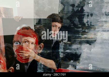 Portrait d'une femme peintre avec peinture dans son studio Banque D'Images