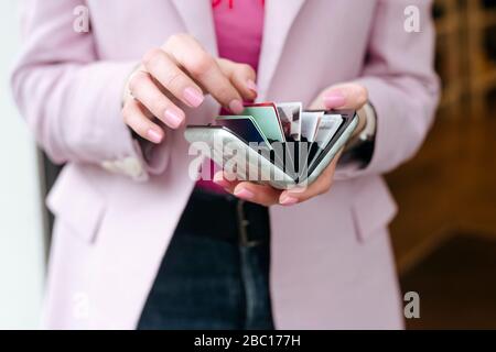 Mains de la femme avec le titulaire de carte Banque D'Images