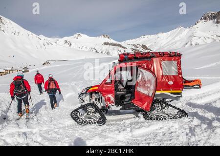 UNITÉ DE SECOURS LÉGÈRE CATERPILLAR, POMPIERS EXECISE NATIONAUX EN SECOURS EN AVALANCHE, COL DU LAUTARET, HAUTES ALPES (05) Banque D'Images