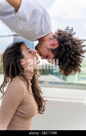 Couple baisers avec un partenaire penchant à l'envers Banque D'Images