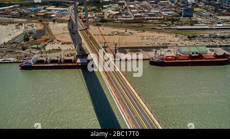 Mozambique, Katembe, vue aérienne de deux navires à conteneurs naviguant sous le pont Maputo-Katembe Banque D'Images