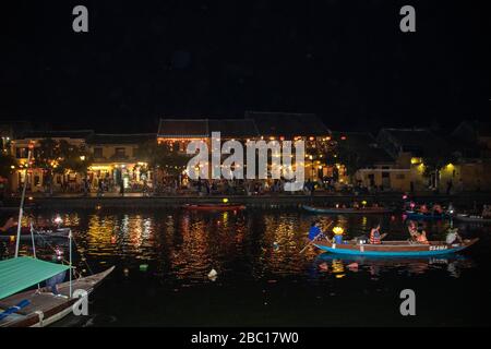 À Hoi An - Vietnam - Le août 2019 - illuminer les lanternes sur la rivière Thu bon à Hoi An, Vietnam Banque D'Images