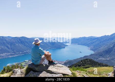 Randonneur au sommet de la montagne Cimetta en direction du Lago Maggiore et Ascona, Locarno, Tessin, Suisse Banque D'Images